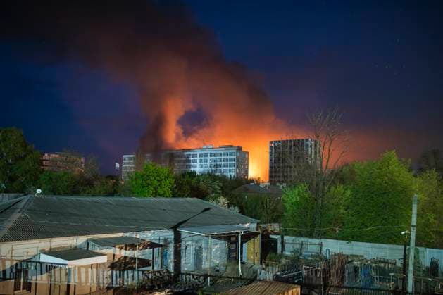 News Themen der Woche KW17 News Bilder des Tages April 24, 2025, Kharkiv, Kharkiv Oblast, Ukraine: A factory on the outskirts of Kharkiv, Ukraine, burns after being hit by multiple Shaheed drones during a Russian strike on April 24, 2025. Earlier that morning, seven Russian ballistic missiles struck the city, followed by a large-scale drone attack. Kharkiv Ukraine - ZUMAb276 20250424_zip_b276_002 Copyright: xCedarxBarnesx