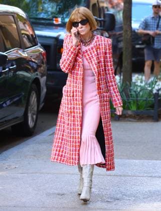 Bilder des Jahres 2025, Entertainment 04 April Entertainment Themen der Woche KW17 Entertainment Bilder des Tages Anna Wintour Out And About - NYC British editor Anna Wintour with a nice red and pink outfit walks on the street in Soho, New York on April 23, 2025. Photo by Dylan Travis ABACAPRESS.COm New York NY United States  Copyright: xDylanxTravis ABACAx