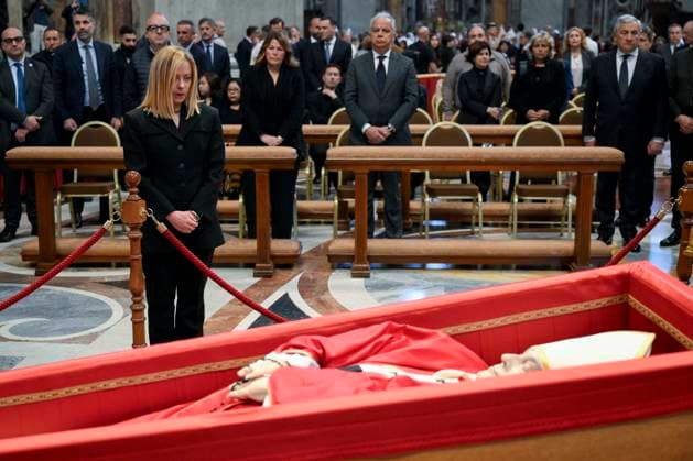 News Themen der Woche KW17 News Bilder des Tages ITALY - REL - 2025-04-23 Italian Prime Minister Giorgia Meloni pays homage to Pope Francis Italy, Rome, Vatican, 2025-04-23 Italian Prime Minister Giorgia Meloni pays homage to Pope Francis inside St. Peter s Basilica in Vatican City. EDITORIAL USE ONLY - NO BOOKS Copyright: x VaticanxMedia CPPx