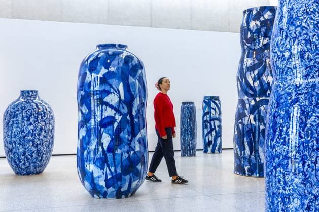 Bilder des Jahres 2025, Entertainment 04 April Entertainment Bilder des Tages Expressions in Blue exhibition Blue urn group Vases by the UK artist Felicity Aylieff feature in an exhibition of her work, Expressions in Blue, at the Yorkshire Sculpture Park near Wakefield  Copyright: xJamesxGlossopx NINTCHDBPICT000989286825