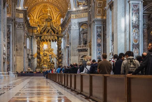 News Themen der Woche KW17 Zehntausende Gläubige beim letzten Abschied im Petersdom. Italien, Vatikan, Rom am 24.04.2025: Viele Gläubige erweisen den verstorbene Papst Franziskus die letzte Ehre und warten geduldig in der Schlange im Pertesdom um einen sehr kurzen Blick auf den Leichnam zu ergattern. *** Tens of thousands of believers at the last farewell in St. Peters Basilica Italy, Vatican, Rome on 24 April 2025 Many believers pay their last respects to the deceased Pope Francis and wait patiently in line in St. Peters Basilica to get a very brief glimpse of the body