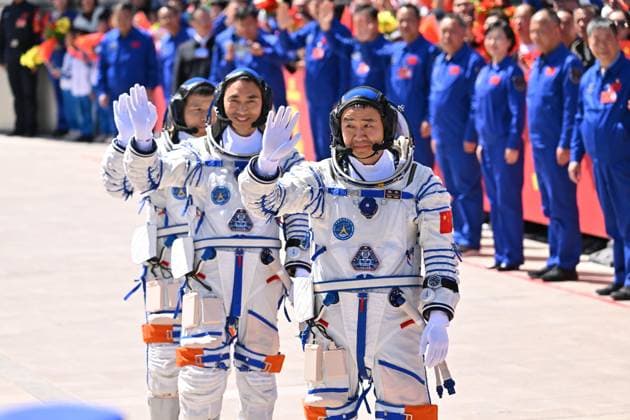 News Themen der Woche KW17 News Bilder des Tages (250424) -- JIUQUAN, April 24, 2025 -- Chinese astronauts Chen Dong (front), Chen Zhongrui (C) and Wang Jie attend a send-off ceremony at the Jiuquan Satellite Launch Center in northwest China on April 24, 2025. A send-off ceremony for the three Chinese astronauts of the Shenzhou-20 crewed space mission was held here on Thursday, according to the China Manned Space Agency. ) FOCUS Send-off ceremony held for Chinese astronauts of Shenzhou-20 mission LixXin 