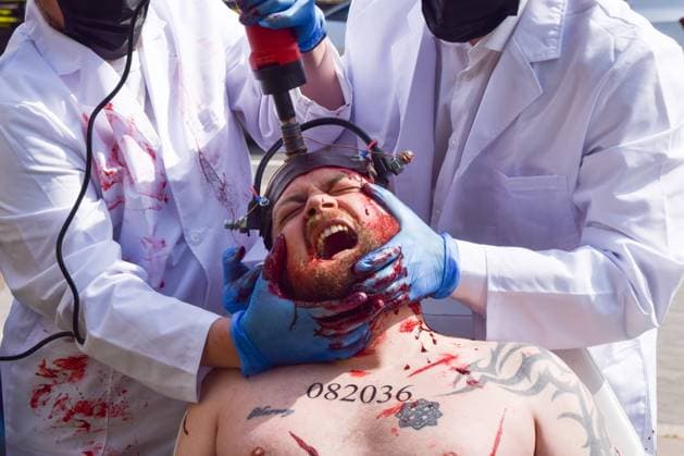 Bilder des Jahres 2025, News 04 April News Themen der Woche KW17 News Bilder des Tages April 24, 2025, London, England, United Kingdom: PETA activists stage a gruesome protest depicting animal testing procedures outside the parliament, calling on the government to phase out all animal experiments. The action marks the World Day for Animals in Laboratories. London United Kingdom - ZUMAv130 20250424_zip_v130_010 Copyright: xVukxValcicx
