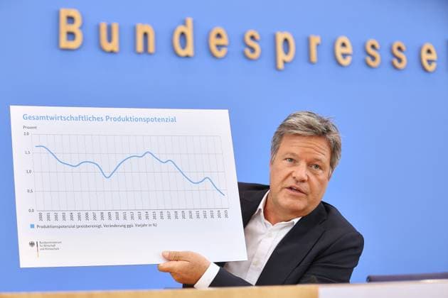 News Themen der Woche KW17 Berlin, Deutschland, 24.04.2025: Bundespressekonferenz: Vorstellung der Frühjahrsprojektion 2025 der Bundesregierung: Bundesminister für Wirtschaft und Klimaschutz Robert Habeck (Bündnis90 Die Grünen) *** Berlin, Germany, 24 04 2025 Federal Press Conference Presentation of the Federal Governments Spring Projection 2025 Federal Minister for Economic Affairs and Climate Protection Robert Habeck Bündnis90 Die Grünen Copyright: xdtsxNachrichtenagenturx dts_64883