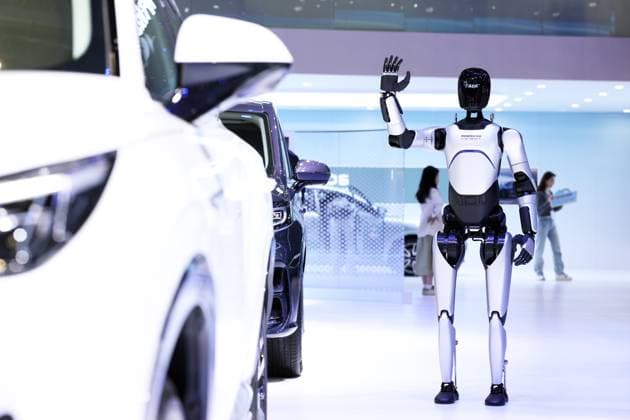 News Themen der Woche KW17 News Bilder des Tages SHANGHAI, CHINA - APRIL 24: The interactive service humanoid robot Yuanzheng A2 is deployed as a sales consultant at the 21st Shanghai International Automobile Industry Exhibition (Auto Shanghai 2025) at the National Exhibition and Convention Center (Shanghai) on April 24, 2025 in Shanghai, China.  Copyright: xChinaxNewsxServicex 111563361427