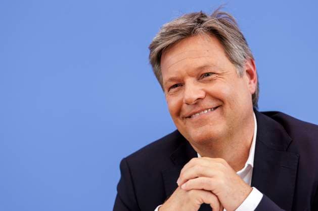 News Themen der Woche KW17 News Bilder des Tages Robert Habeck (Buendnis 90 Die Gruenen), Bundesminister fuer Wirtschaft und Klimaschutz und Vizekanzler, aufgenommen im Rahmen der Vorstellung der Fruehjahrsprojektion 2025 der Bundesregierung in der Bundespressekonferenz in Berlin, 24.04.2025. Berlin Deutschland *** Robert Habeck Buendnis 90 Die Gruenen , Federal Minister for Economic Affairs and Climate Protection and Vice Chancellor, recorded during the presentation of the Federal Governments Spring Projection 2025 at the Federal Press Conference in Berlin, 24 04 2025 Berlin Germany Copyright: xKiraxHofmannx