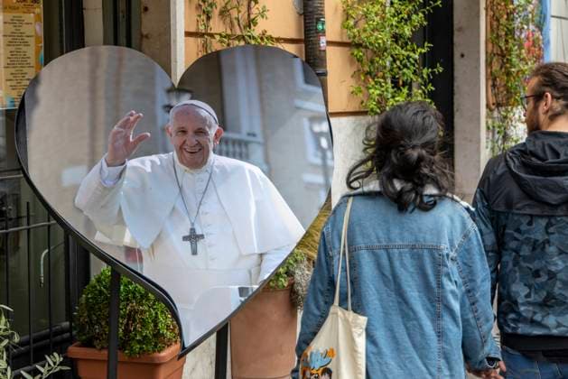 News Themen der Woche KW17 News Bilder des Tages Aftermath of the death of Pope Francis at the Vatican A giant picture of the Pope Francis is hung in front of a restaurant?, in Rome, Italy on April 24, 2025. The Vatican announced on April 21, 2025 the death of Pope Francis at the age of 88 at his residence in the Vatican s Casa Santa Marta. The funeral for Pope Francis will be held on April 26, 2025 at the Vatican. Rome ITALY Copyright: xMatrixxImagesx xAndrexPainx 