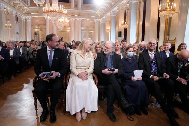 Fosse-fest pa Slottet Oslo 20250424. Nobelprisvinner Jon Fosse med historiens forste Fosseforedrag og Fosseprisen under en seremoni i den store festsal pa Slottet. Kronprinsessen deler ogsa ut den nyopprettede Fosseprisen for oversettere til tyske Hinrich Schmidt-Henkel. Foto: Heiko Junge NTB POOL Oslo Norge JwBa2brIIR0 EDITORIAL USE ONLY Ref:_BNC_POLJwBa2brIIR0.jpg Copyright: xHeikoxJungex xNTBx