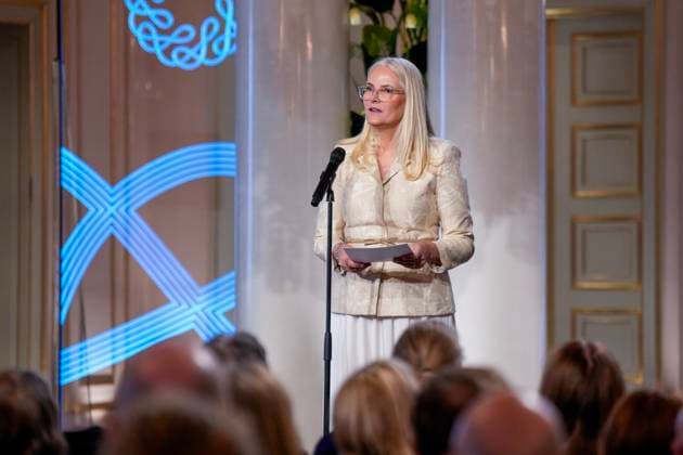 Entertainment Bilder des Tages Fosse-fest pa Slottet Oslo 20250424. Kronprinsesse Mette-Marit hedrer nobelprisvinner Jon Fosse med historiens forste Fosseforedrag og Fosseprisen under en seremoni i den store festsal pa Slottet. Kronprinsessen deler ogsa ut den nyopprettede Fosseprisen for oversettere til tyske Hinrich Schmidt-Henkel. Foto: Heiko Junge NTB Oslo Norge M130H_FIgcg EDITORIAL USE ONLY Ref:_BNC_POLM130H_FIgcg.jpg Copyright: xHeikoxJungex xNTBx
