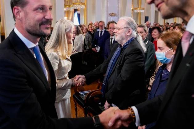 Fosse-fest pa Slottet Oslo 20250424. Kronprinsesse Mette-Marit hedrer nobelprisvinner Jon Fosse med historiens forste Fosseforedrag og Fosseprisen under en seremoni i den store festsal pa Slottet. Kronprinsessen deler ogsa ut den nyopprettede Fosseprisen for oversettere til tyske Hinrich Schmidt-Henkel. Foto: Heiko Junge NTB Oslo Norge V2mhP-436r4 EDITORIAL USE ONLY Ref:_BNC_POLV2mhP-436r4.jpg Copyright: xHeikoxJungex xNTBx