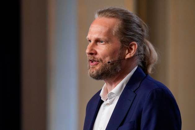 Fosse-fest pa Slottet Oslo 20250424. Kronprins Haakon hilser pa nobelprisvinner Jon Fosse med historiens forste Fosseforedrag og Fosseprisen under en seremoni i den store festsal pa Slottet. Kronprinsessen deler ogsa ut den nyopprettede Fosseprisen for oversettere til tyske Hinrich Schmidt-Henkel. Foto: Heiko Junge NTB POOL Oslo Norge xuLOrWIG6o8 EDITORIAL USE ONLY Ref:_BNC_POLxuLOrWIG6o8.jpg Copyright: xHeikoxJungex xNTBx