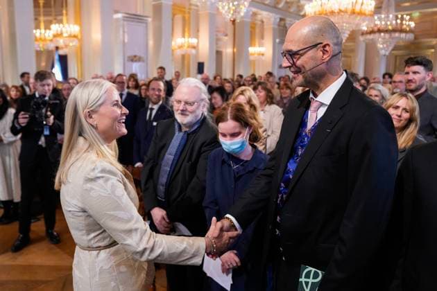 Fosse-fest pa Slottet Oslo 20250424. Kronprinsesse Mette-Marit hedrer nobelprisvinner Jon Fosse med historiens forste Fosseforedrag og Fosseprisen under en seremoni i den store festsal pa Slottet. Kronprinsessen deler ogsa ut den nyopprettede Fosseprisen for oversettere til tyske Hinrich Schmidt-Henkel. Foto: Heiko Junge NTB POOL Oslo Norge zvWf7ZEEEuI EDITORIAL USE ONLY Ref:_BNC_POLzvWf7ZEEEuI.jpg Copyright: xHeikoxJungex xNTBx