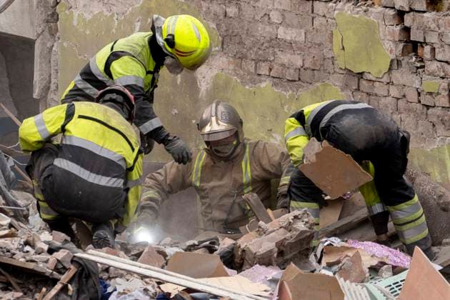 News Themen der Woche KW17 News Bilder des Tages Rescue services on site of destruction looking for trapped people under the rubble after a Russian missile strike on Ukraine™s capital Kyiv. At least twelve people have been killed and many more injured. Kyiv Kyiv City Ukraine