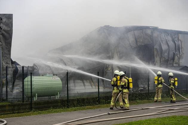 Bilder des Jahres 2025, News 04 April News Themen der Woche KW17 Großbrand im Industriegebiet von Goch ** NUR FÜR REDAKTIONELLE ZWECKE ** EDITORIAL USE ONLY **<p>Die Feuerwehr löscht am 24.4.2025 einen Großbrand in Goch. Das Technik-Center Schryvers brennt in voller Ausdehnung. Deutschland NRW Goch Copyright: ArnulfxStoffel *** Major fire in the industrial area of Goch FOR EDITORIAL PURPOSES ONLY EDITORIAL USE ONLY p The fire department extinguishes a major fire in Goch on 24 4 2025 The Technik Center Schryvers burns to the ground Germany NRW Goch Copyright ArnulfxStoffel Copyright: ArnulfxStoffel doc80cl8950dtco602jcu5 ,EDITORIAL USE ONLY
