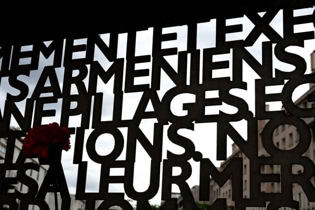 News Themen der Woche KW17 News Bilder des Tages Commemoration Of The 110th Anniversary Of The Armenian Genocide In Villeurbanne The commemoration of the 110th anniversary of the Armenian Genocide takes place in Villeurbanne, France, on April 24, 2025. Several flowers and roses are in front of the memorial. Villeurbanne France  Copyright: xRomainxDoucelinx originalFilename: doucelin-commemor250424_npjg7.jpg