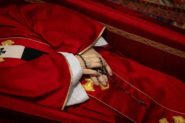 News Themen der Woche KW17 News Bilder des Tages Faithful pay homage to Pope Francis lies in state in St. Peter s Basilica in the Vatican on 24 April 2025. Faithful pay homage to Pope Francis lies in state in St. Peter s Basilica in the Vatican on 24 April 2025., Credit:Stefano Costantino TTL Avalon Vatican, Vatican City  Copyright: xStefanoxCostantinoxTTLx xAvalonx 0991796611