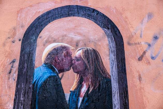 New graffiti by street artist TvBoy depicting a kiss between Trump and Meloni, Rome, Italy, 24 04 25 New graffiti by street artist TvBoy depicting a kiss between Donald Trump and Giorgia Meloni entitled La Dolce Vita, Rome, Italy, 24 04 2025, Credit:Francesco Fotia Avalon Italia, Italia, Roma  Copyright: xFrancescoxFotiax xAvalonx 0991804562