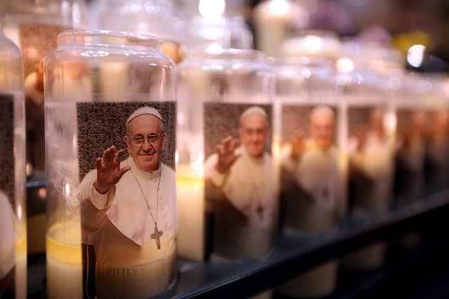 News Themen der Woche KW17 News Bilder des Tages DEN HAAG- Candles with an image of the Pope during a requiem mass in memory of Pope Francis at the Church of St. Jacobus de Meerdere. The mass was organized by the diocese of Rotterdam and the papal nunciature ANP RAMON MANGOLD netherlands out - belgium out  Copyright: xx x525157835x originalFilename: 525157835.jpg