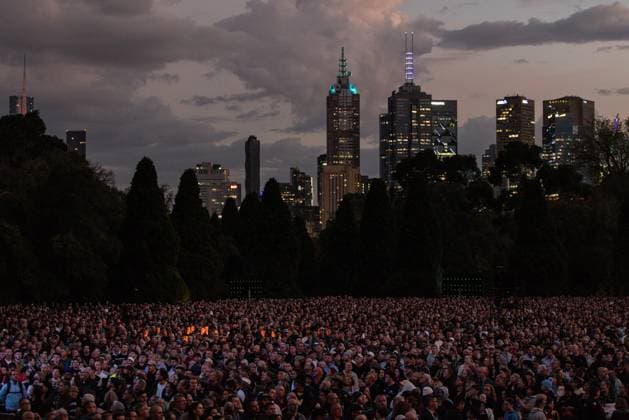 News Themen der Woche KW17 News Bilder des Tages ANZAC DAY MELBOURNE, Attendees participate in Anzac Day dawn service followed by Anzac Day March at Shrine Of Remembrance in Melbourne, Victoria, Friday, April 25, 2025. ( NO ARCHIVING, EDITORIAL USE ONLY, NO USE IN BOOKS WITHOUT CONSENT Melbourne Victoria Australia  Copyright: xDiegoxFedelex 20250425172782563632