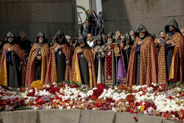 Bilder des Jahres 2025, News 04 April News Themen der Woche KW17 News Bilder des Tages Genocide Remembrance Day in Armenia Thousands of Armenians, including church leaders and members of the military appear in the Tsitsernakaberd Genocide Memorial in Yerevan, Armenia on April 24, 2025 to honor the victims of the Armenian Genocide, which began 110 years ago. The annual procession, held on Genocide Remembrance Day, saw crowds laying flowers at the Eternal Flame and offering prayers for the estimated 600,000 to 1.5 million Armenians who perished between 1915 and 1923 under the rule of the Ottoman Empire. The Armenian Apostolic Church led religious ceremonies, reinforcing the day s spiritual and historical significance. Yerevan Yerevan Armenia Copyright: xAnthonyxPizzoferratox