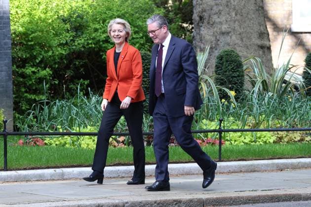 News Themen der Woche KW17 News Bilder des Tages April 24, 2025, London, England, UK: Prime Minister Sir Keir Starmer welcomes European Commission President Ursula von der Leyen to 10 Downing Street, central London, ahead of their meeting. London UK - ZUMAe135 20250424_zip_e135_003 Copyright: xMartinxEvansx