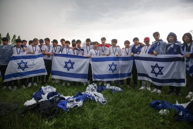 News Themen der Woche KW17 News Bilder des Tages Heavy Rainfall During International March Of The Living Participants attend the 37th anniversary of International March of the Living during the stormy weather at the former Nazi-German Auschwitz Birkenau II concentration and extermination camp in Brzezinka, Poland on April 24, 2025. Due to heavy rainfall the closing ceremony was shortened. The 2025 March of the Living from Auschwitz I to Auschwitz II-Birkenau is dedicated to the 80th Anniversary of the end of World War II and the liberation of the concentration camps in Nazi-occupied Europe. The annual march is a part of educational program, which brings Jewish students from around the world to Poland, where they explore the remnants of the Holocaust. Brzezinka Poland  Copyright: xBeataxZawrzelx originalFilename: zawrzel-heavyrai250424_npkPH.jpg