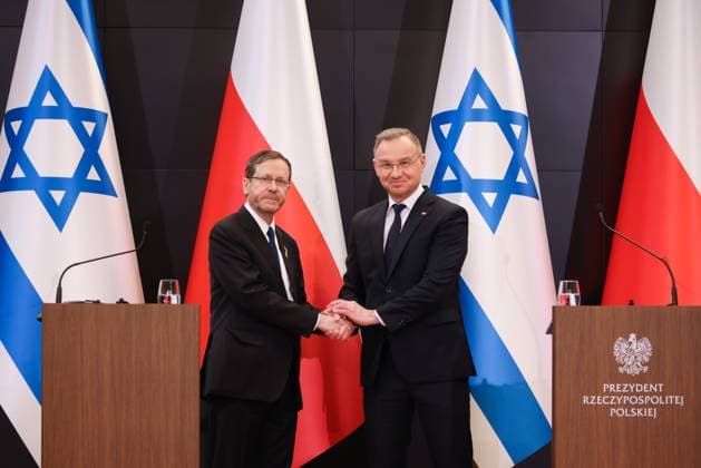 News Themen der Woche KW17 News Bilder des Tages International March Of The Living Andrzej Duda, president of the Republic of Poland and Isaac Herzog, president of Israel, shake hands during the joint press statement ahead the International March of the Living at the Memorial and Museum Auschwitz-Birkenau in Oswiecim, Poland on April 24, 2025. Oswiecim Poland  Copyright: xBeataxZawrzelx originalFilename: zawrzel-internat250424_nplme.jpg