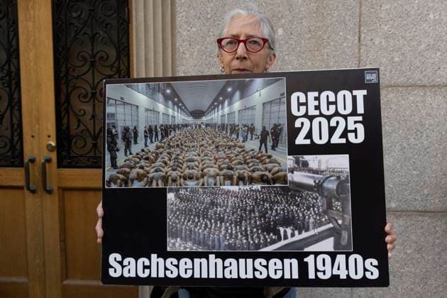 News Themen der Woche KW17 News Bilder des Tages April 24, 2025, New York, New York, USA: A demonstrator holds a sign that reads CECOT 2025 Sachsenhausen 1940s with images of prisoners in CECOT and people in the concentration camp outside the Permanent Mission of El Salvador To The United Nations in midtown Manhattan at a protest demanding that all CECOT detainees be returned safely to the U.S. and be allowed to argue their right to stay in the U.S. with due process. Members of the activist groups Rise and Resist and Act Up NY and supporters call for the Trump administration to abide by U.S. Court decisions requiring returning K. Abrego Garcia to the U.S. and to stop the deportation of people to prisons in El Salvador. New York USA - ZUMAr174 20250424_znp_r174_024 Copyright: xGinaxMxRandazzox