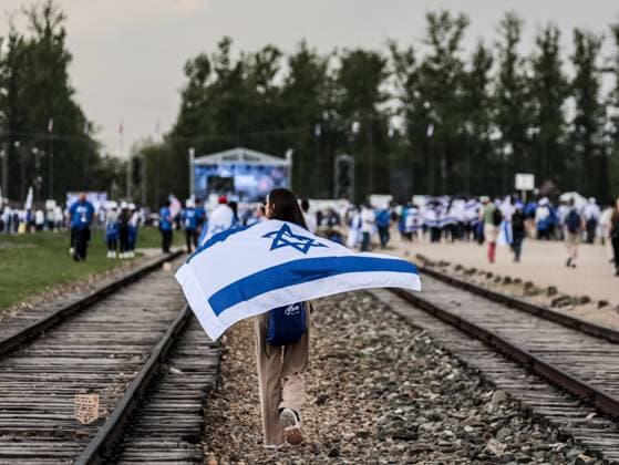 News Themen der Woche KW17 News Bilder des Tages April 24, 2025, Oswiecim, Poland: Participants wrapped with Israeli national flags walk on Birkenau railway trails during the International March of the Living (MOTL). MOTL takes place on Holocaust Remembrance Day, it gathers Holocaust survivors, families and supporters. They walk three kilometers between the Auschwitz camp and Birkenau the extermination centre in memory of the holocaust victims of World War II. Oswiecim Poland - ZUMAs197 20250424_aaa_s197_201 Copyright: xDominikaxZarzyckax