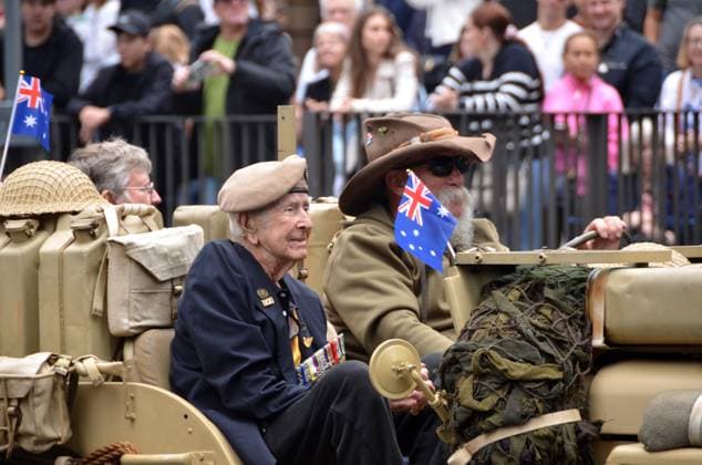 News Themen der Woche KW17 News Bilder des Tages ANZAC DAY BRISBANE, Participants are seen during an Anzac Day parade in Brisbane, Queensland, Friday, April 25, 2025. ( NO ARCHIVING, EDITORIAL USE ONLY, NO USE IN BOOKS WITHOUT CONSENT BRISBANE Queensland Australia  Copyright: xFRASERxBARTONx 20250425166983064275