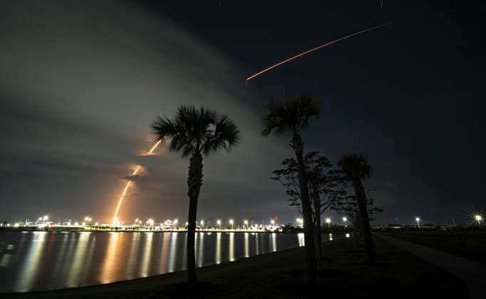 News Themen der Woche KW17 News Bilder des Tages Timed exposure of the SpaceX Falcon 9 rocket as it launches its Starlink satellites on Mission 6-74 at 9:52 PM from Launch Complex 40 at the Cape Canaveral Space Force Station, Florida on Thursday April 24, 2025. The image was taken from a location in Viera, Florida approximately 25 miles from the Launch Complex.  CCP20250424001 JOExMARINO