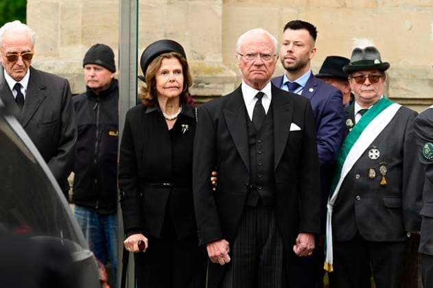 Entertainment Themen der Woche KW17 Entertainment Bilder des Tages Königin Silvia von Schweden und König Carl Gustaf von Schweden bei der Trauerfeier für Andreas Prinz von Sachsen-Coburg und Gotha auf dem Schlossplatz von Schloss Ehrenburg. Coburg, 24.04.2025 *** Queen Silvia of Sweden and King Carl Gustaf of Sweden at the funeral service for Andreas Prince of Saxe Coburg and Gotha on the castle square of Ehrenburg Castle Coburg, 24 04 2025 Foto:xM.xWehnertx xFuturexImagex trauerfeier_andreas_5428