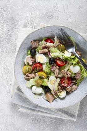 Salat mit Thunfisch aus der Dose, Gemüsesalat mit Wachteleiern, Kopfsalat, roten Zwiebeln, Kirschtomaten, Oliven, Keto Essen, gesundes Essen, hausgemacht, ohne Menschen Salad with canned tuna, vegetable salad with quail eggs, lettuce, red onion, cherry tomatoes, olives, keto food, healthy food, homemade, no people Copyright: imageBROKER GalinaxDidebashvili ibxggd13244857.jpg