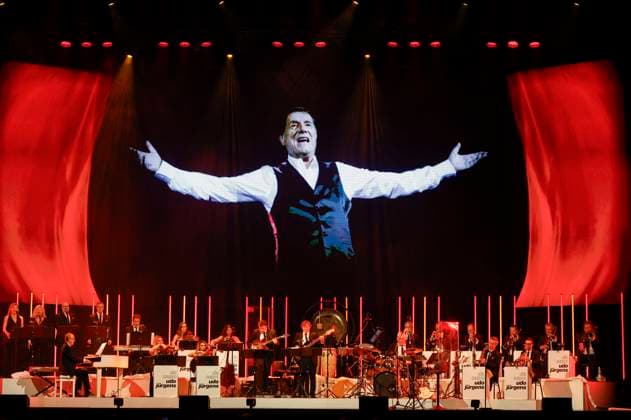 Entertainment Themen der Woche KW17 Entertainment Bilder des Tages Das Orchester Pepe Lienhard bei der Live-Show Da Capo Udo Jürgens in der Lanxess Arena. Köln, 24.04.2025 *** The Pepe Lienhard Orchestra at the live show Da Capo Udo Jürgens in the Lanxess Arena Cologne, 24 04 2025 Foto:xR.xSchmiegeltx xFuturexImagex dacapo_5402