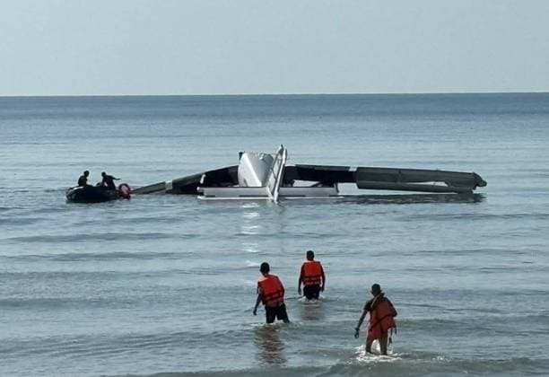 News Themen der Woche KW17 News Bilder des Tages (250425) -- HUA HIN, April 25, 2025 -- A police plane is seen crashing into the sea off Cha-am District, Phetchaburi Province, Thailand, April 25, 2025. The plane crashed near the shore of Thailand s resort town of Hua Hin on Friday morning, killing six people, the Thai police said. The police said the accident took place when the plane was conducting a test flight for parachute training. (SpotNews) THAILAND-HUA HIN-POLICE AIRCRAFT-CRASH WanxHoude 