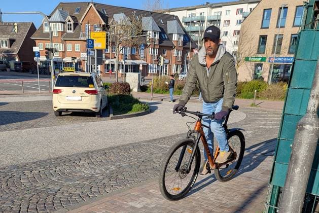 Entertainment Themen der Woche KW17 24.04.2025, Mark Medlock auf dem Fahrrad in der Nähe des Bahnhofes in Westerland auf der Insel Sylt Mark Medlock hat sein Rad beim Fahhradverleih reparieren lassen und radelt am Westerländer Bahnhof vorbei Westerland, Sylt Holstein-Stadion Schleswig-Holstein Deutschland *** 24 04 2025, Mark Medlock on his bike near the train station in Westerland on the island of Sylt Mark Medlock has had his bike repaired at the bike rental and is cycling past the Westerland train station Westerland, Sylt Holstein Stadium Schleswig Holstein Germany