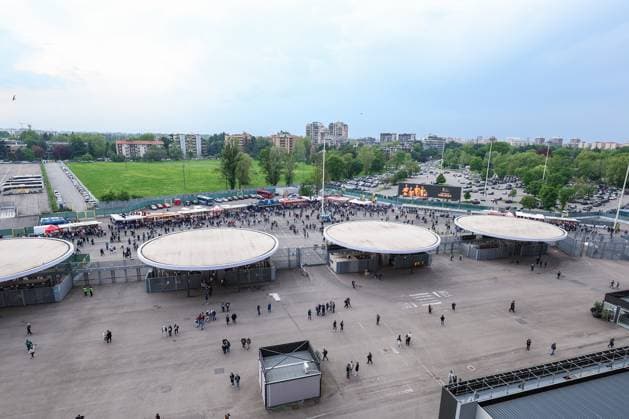 San Siro Stadium in Milan, Italy - 23 Apr 2025 A general view outside the San Siro Stadium during Coppa Italia 2024 25 Semi Final 2nd Leg football match between FC Internazionale and AC Milan at San Siro Stadium. Milan Italy Copyright: xFabrizioxCarabellix xSOPAxImagesx 20250423R3FC0028_stadium