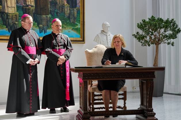 News Themen der Woche KW17 News Bilder des Tages Anlaesslich des Todes von Papst Franziskus wurde am Freitag (25.04.2025) in der Apostolischen Nuntiatur in Berlin ein Kondolenzbuch ausgelegt. Zur Eroeffnung des Kondolenzbuches haben sich am Freitag der Apostolische Nuntius, Erzbischof Nikola Eterovic (M), der Vorsitzende der Deutschen Bischofskonferenz, Georg Baetzing (Bätzing,li.), und Bundesinnenministerin Nancy Faeser (SPD, re.), dort eingetragen. Am gleichen und den darauffolgenden Tagen folgten dann weitere Eintragungen durch die Verfassungsorgane. Die Nuntiatur ist die diplomatische Vertretung des Vatikans. (Siehe epd-Meldung vom 25.04.2025) EDITORIAL USE ONLY *** On the occasion of the death of Pope Francis, a book of condolence was opened at the Apostolic Nunciature in Berlin on Copyright: epd-bild ChristianxDitsch D25D0425KondolenzbuchPapst122306