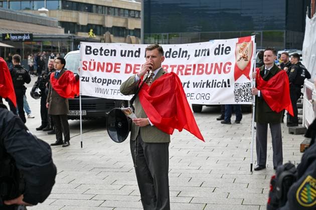 News Themen der Woche KW17 News Bilder des Tages Leipzig - Demo auf Augustusplatz: 140 Menschen stellen sich spontan kleiner Gruppe Abtreibungsgegnern gegenüber 25.04.2025 gegen 12 Uhr Leipzig, Augustusplatz Eine große Spontandemo mit über 140 Menschen hat sich am Freitagmittag einer kleinen Gruppe Abtreibungsgegner in Leipzig gegenübergestellt. Wie ein Polizeisprecher auf Anfrage mitteilt, versammelten sich gegen 12 Uhr fünf Anhänger der TFP Deutschland (https: tfp-deutschland.de ) auf dem Augustusplatz, um gegen Abtreibungen in Deutschland zu protestieren. Die angemeldete Demonstration sollte bis nach 15 Uhr andauern. In kurzer Zeit versammelten sich an gleicher Stelle mehrere Dutzend Gegendemonstranten , so der Polizeisprecher. Wir haben deshalb die Polizeipräsenz mit Unte Copyright: xEHLxMediax 20250425_abtreibung-versammlung-leipzig_4