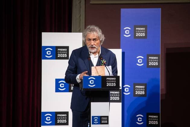 Yolanda Díaz closes the ceremony of the CEDRO Award to Manuel Rivas The writer and journalist Manuel Rivas intervenes during the closing ceremony of the CEDRO Award, on April 25, 2025, in Madrid Spain The CEDRO Award, which this year has received the writer and journalist Manuel Rivas, is awarded on the occasion of International Intellectual Property Day, with the aim of recognizing the career of a person or institution that stands out for defending culture in general and copyright in particular 25 APRIL 2025 AUTHOR AWARD CULTURE INTELLECTUAL PROPERTY Alejandro Martínez Vé Madrid Madrid Madrid Espana  Copyright: xAlejandroxMartinezxVÃ lezx 6675662