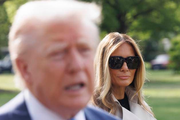 April 25, 2025, Washington, District Of Columbia, USA: First lady Melania Trump looks on as US President Donald J. Trump gives remarks on the South Lawn of the White House in Washington DC on April 25, 2025. President Trump is departing for Italy to attend the funeral of Pope Francis Washington USA - ZUMAs152 20250425_faa_s152_013 Copyright: xAaronxSchwartzx