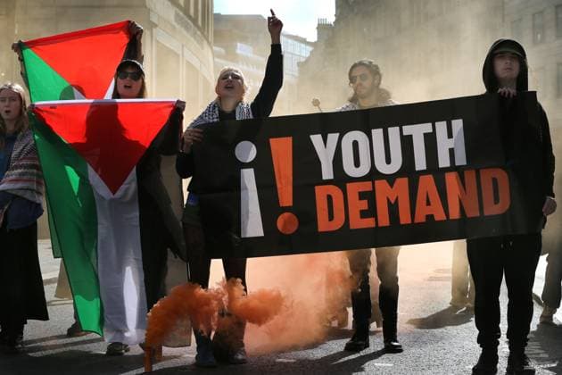 Bilder des Jahres 2025, News 04 April News Themen der Woche KW17 News Bilder des Tages April 25, 2025, London, England, UK: Activists use banners and coloured smoke flares to occupy Gracechurch Street and prevent the free flow of traffic. Protesters from Youth Demand block the traffic on their penultimate day of their April 2025 month of protest . Activists continue their road Ã¢â‚¬ËœswarmingÃ¢â‚¬â ¢ in an attempt to bring London to a standstill. They block roads in central London to highlight the plight of the Palestinian people in Gaza and the West Bank and the complicity as they see it of the UK government in continuing to export UK built weapons to Israel and the use of RAF recognisance flights over Gaza. They demand the UK government impose a full arms and trade embargo on Israel and immediately halt the development of - ZUMAmp3_ 20250425_zip_mp3_014 Copyright: xMartinxPopex