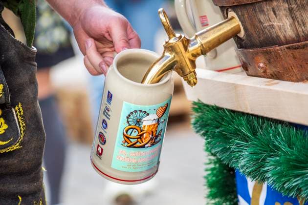 News Themen der Woche KW17 Freibier, Bier vom Fass zur Eröffnung des Münchner Frühlingsfests, München, 25. April 2025 Deutschland, München, 25. April 2025, Freibier, Bier vom Fass zur Eröffnung des Münchner Frühlingsfests, Ausschank auf der Theresienhöhe, Volksfest vom 25.04. bis zum 11.05.2025, speziell gestalteter Bierkrug für das Frühlingsfest 2025, Theresienwiese, Wochenende, Frühling, Bayern, bayerisch, *** Free beer, draft beer for the opening of the Munich Spring Festival, Munich, April 25, 2025 Germany, Munich, April 25, 2025, free beer, draft beer for the opening of the Munich Spring Festival, bar on the Theresienhöhe, folk festival from April 25 to May 11, 2025, specially designed beer mug for the Spring Festival 2025, Theresienwiese, weekend, s