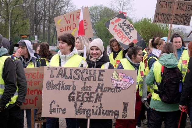 Bilder des Jahres 2025, News 04 April News Themen der Woche KW17 News Bilder des Tages Streik_ DRK 25.04.2025, Chemnitz, Arbeitskampf, Streik, DRK, Krankenhaus Rabenstein Die Gewerkschaft ver.di ruft die Beschäftigten beim DRK Krankenhaus Chemnitz- Rabenstein am Freitag zu einem ganztägigen Streik auf. Man fordert Verbesserungen bei den Jahressonderzahlungen, der wöchentlichen Arbeitszeiten sowie bei den Zulagen für die besonders belastenden Arbeiten im Wechselschtsystem und in den Nachtstunden. Die Notbetreuung ist gesichert, dadurch könne nicht alle Streikwilligen auf die Straße gehen. Das Wohl der Patienten steht stehts im Vordergrund. Gegen 8 Uhr begann ein Demozug durch Rabenstein zum Streiklokal. Chemnitz Sachsen BRD *** Strike DRK 25 04 2025, Chemnitz, industrial action, strike, DRK, Krankenhaus Rabenstein The