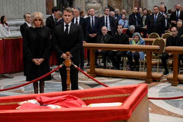 News Themen der Woche KW17 News Bilder des Tages April 25, 2025, Vatican City, VATICAN CITY: This photo taken and handout on April 25, 2025 by The Vatican Media shows France s President Emmanuel Macron and his wife Brigitte Macron paying their respects to Pope Francis at St Peter s basilica in The Vatican. ANSA VATICAN MEDIA PRESS OFFICE +++ NPK +++ NO SALES, EDITORIAL USE ONLY Vatican City VATICAN CITY  - ZUMAa110 20250425_zaf_a110_026 Copyright: xVaticanxMediaxPressxOfficex