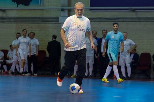 News Themen der Woche KW17 News Bilder des Tages April 25, 2025, Tehran, Iran: Iranian President MASOUD PEZESHKIAN (C) participates in a football match to celebrate Iran Labor Week and honor the laborers of the nation, competing between the workers and veterans teams. Tehran Iran - ZUMAi98_ 20250425_zih_i98_010 Copyright: xIranianxPresidencyx