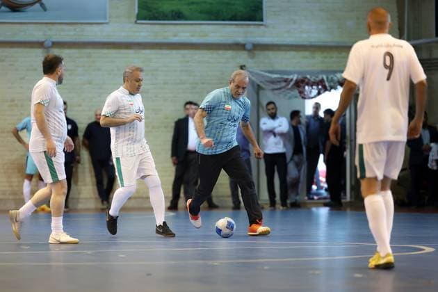 April 25, 2025, Tehran, Iran: Iranian President MASOUD PEZESHKIAN (C) participates in a football match to celebrate Iran Labor Week and honor the laborers of the nation, competing between the workers and veterans teams. Tehran Iran - ZUMAi98_ 20250425_zih_i98_014 Copyright: xIranianxPresidencyx