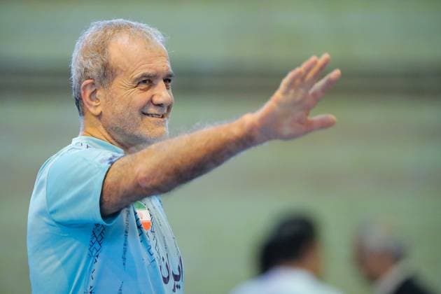 April 25, 2025, Tehran, Iran: Iranian President MASOUD PEZESHKIAN participates in a football match to celebrate Iran Labor Week and honor the laborers of the nation, competing between the workers and veterans teams. Tehran Iran - ZUMAi98_ 20250425_zih_i98_019 Copyright: xIranianxPresidencyx