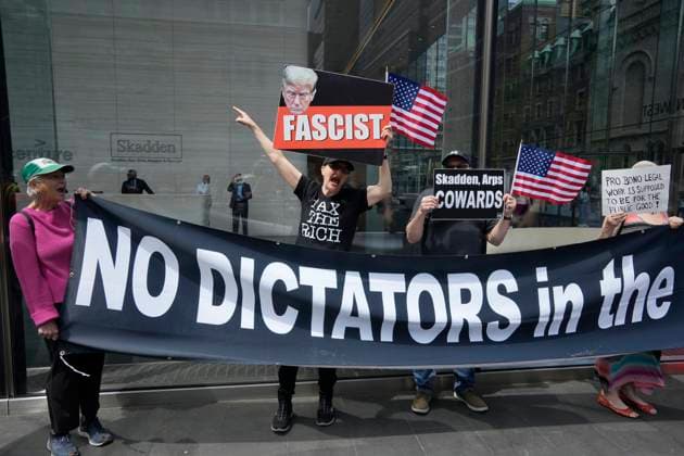 News Themen der Woche KW17 News Bilder des Tages Activists protest Skadden et al agreeing to Trump™s demands Activists protest in front of the offices of the law firm Skadden, Arps, Slate, Meagher and Flom at One Manhattan West in New York on Friday, April 25, 2025. The demonstration was in response to the law firm agreeing to President Trump™s executive order and avoids being penalized. (  RichardxB.xLevine