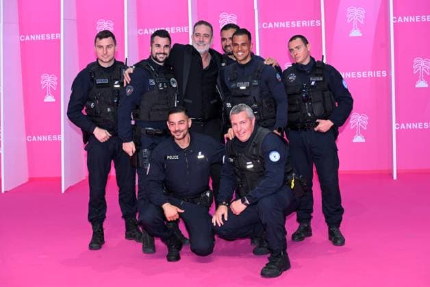 Entertainment Themen der Woche KW17 Entertainment Bilder des Tages Cannes - 8th Canneseries International Festival - 2nd Pink Carpet - Jeffrey Dean Morgan with Cannes Police officers  Copyright: xAlbertoxTerenghi Ipax xipa-agency.netx xAlbertoxTerenghix IPA_Agency_IPA56888818